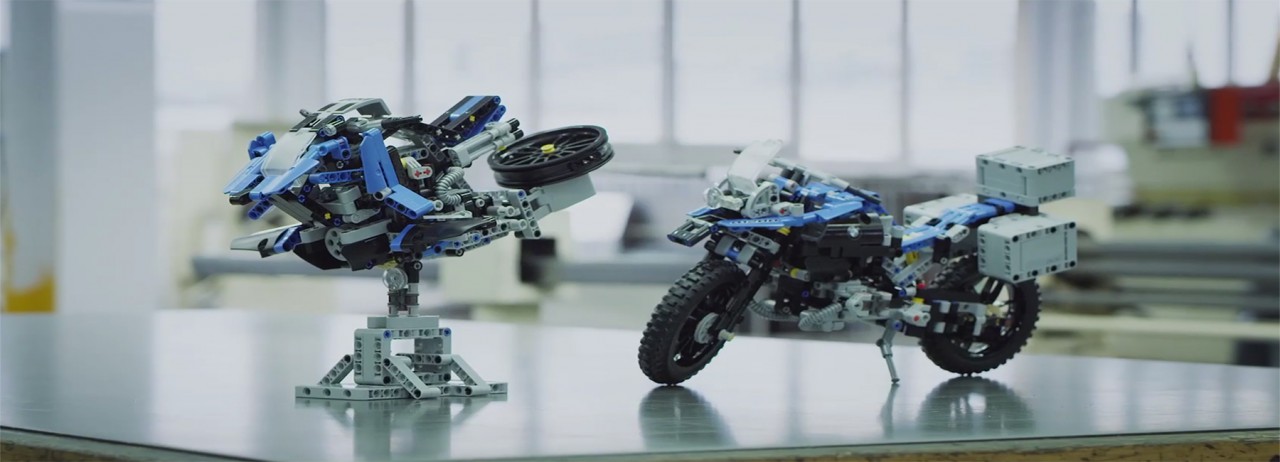 La moto volante BMW 1200 GS diventa un modellino Lego