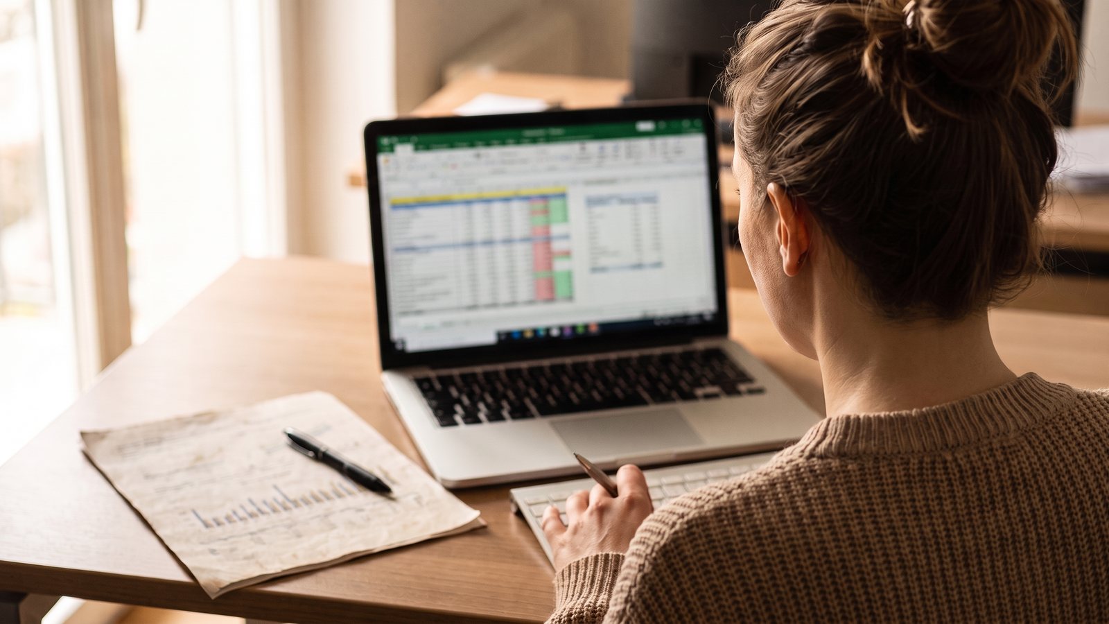 Quale corso Excel ti serve: un foglio di calcolo con elenchi e tabella pivot sullo schermo di un portatile